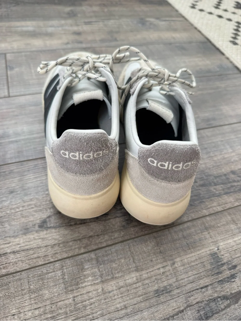 Adidas Boys Men’s Size 7 Gray/White Sneakers